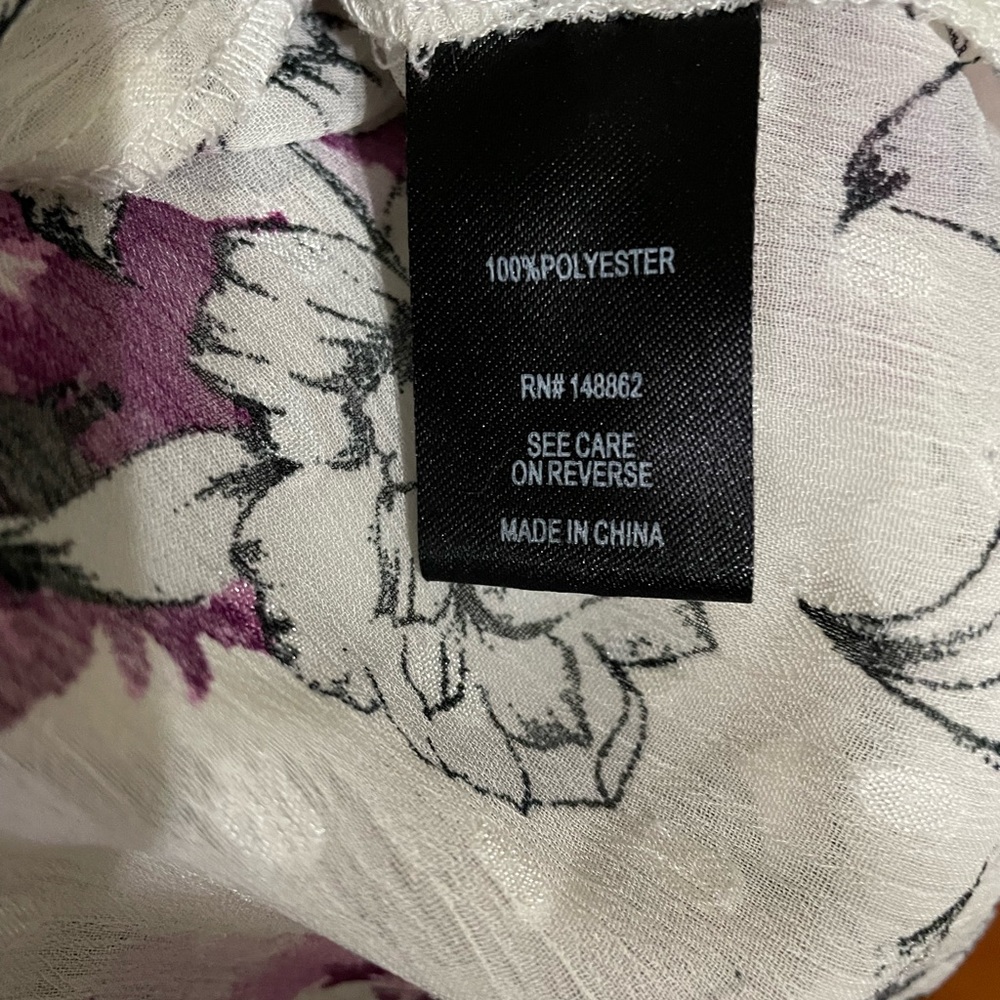 Torrid vneck floral blouse - Picture 8 of 9